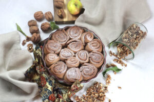 Zimtschnecken in einer runden Auflaufform