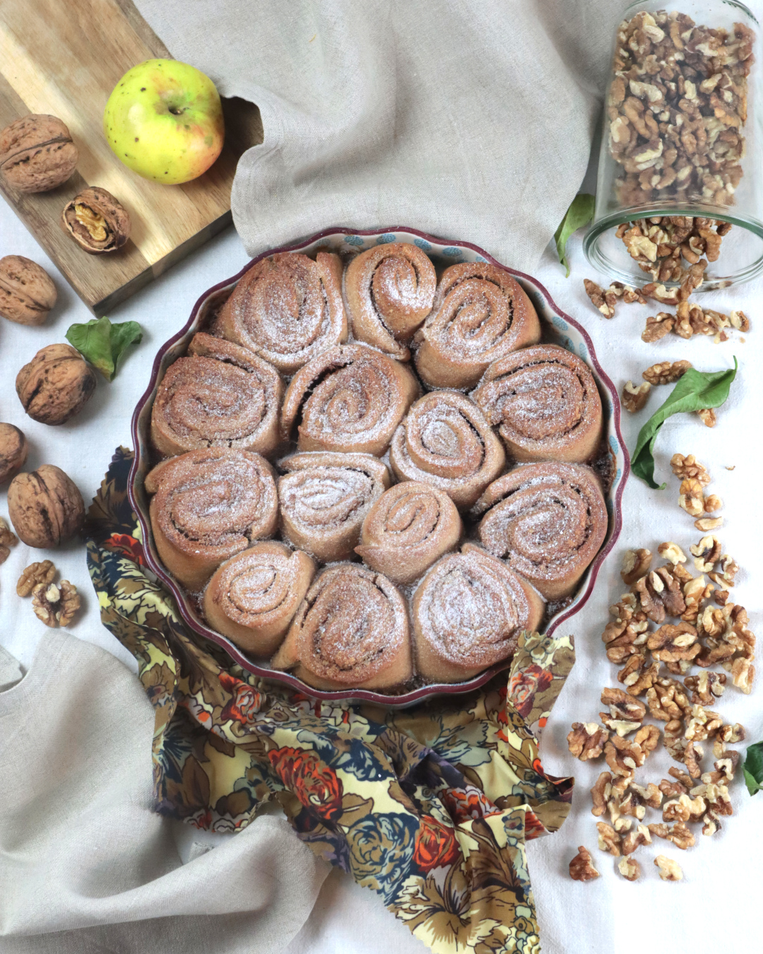 Zimtschnecken in einer runden Auflaufform