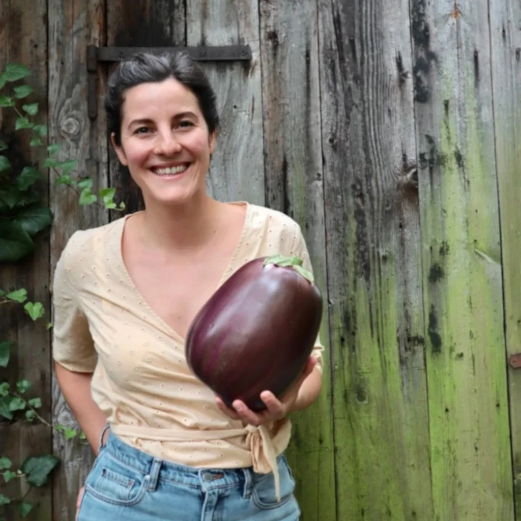 Katharina von Der Zero Waste Laden mit einer sehr großen Aubergine