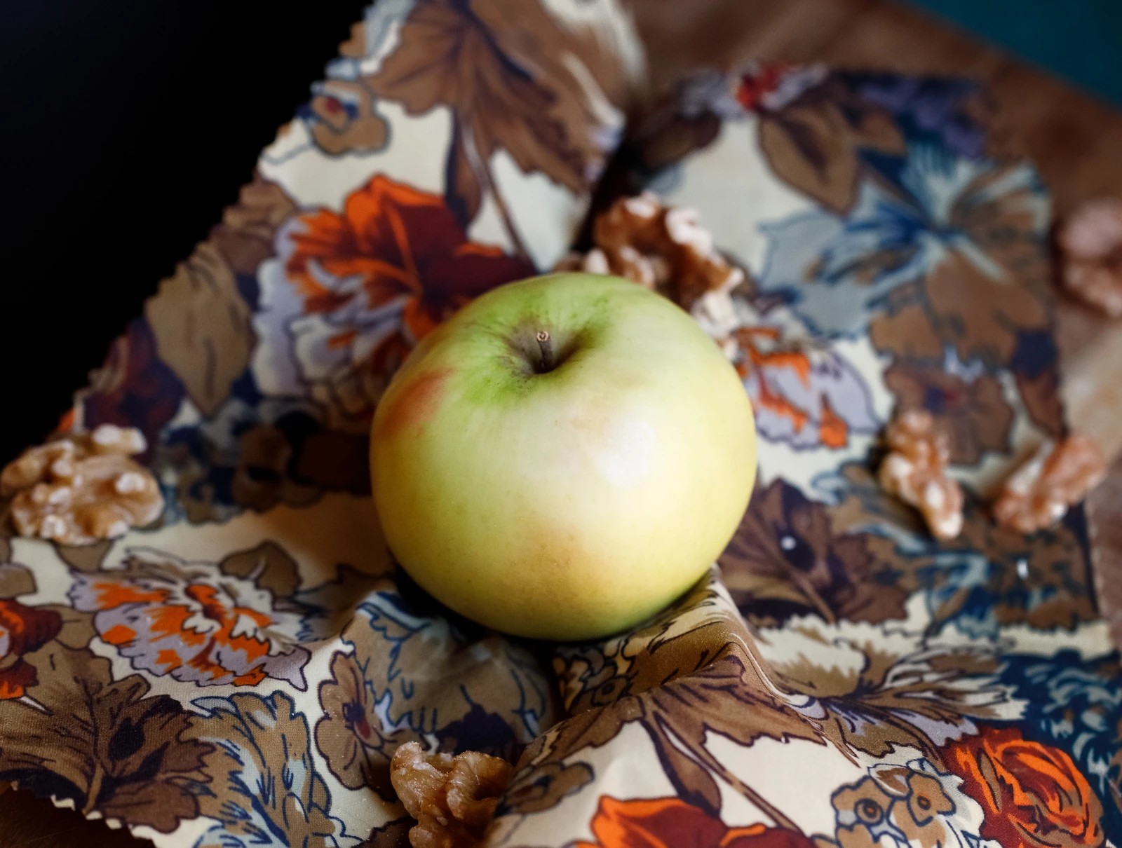 Apfel auf gemustertem Bienenwachstuch