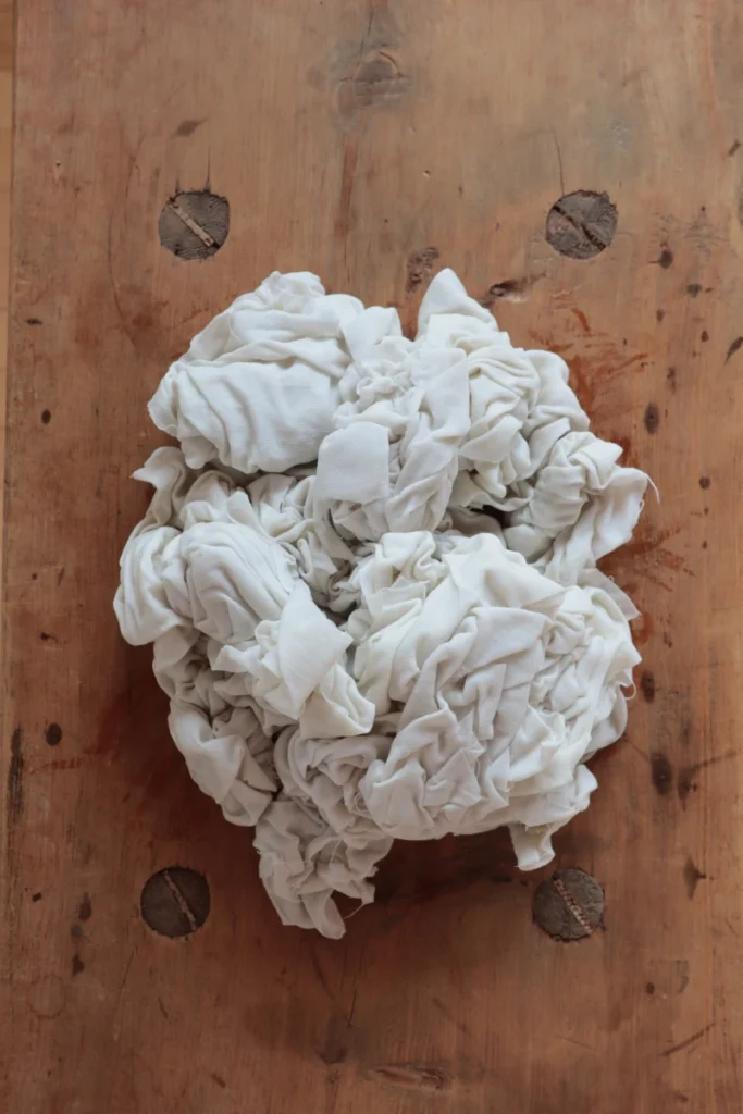 Zusammengeknüllte weiße Stoffe