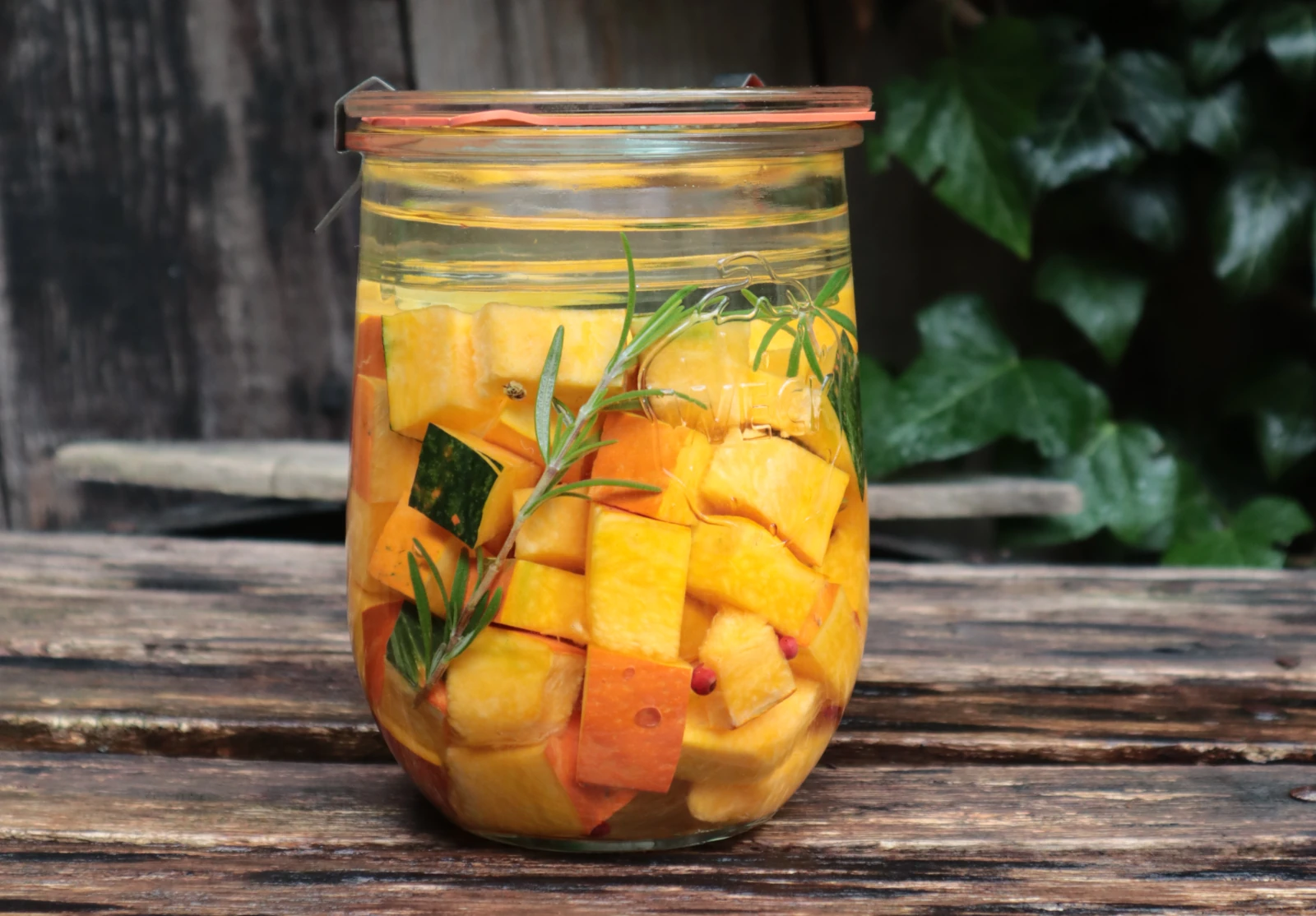 Fermentierter Kürbis in einem Weckglas