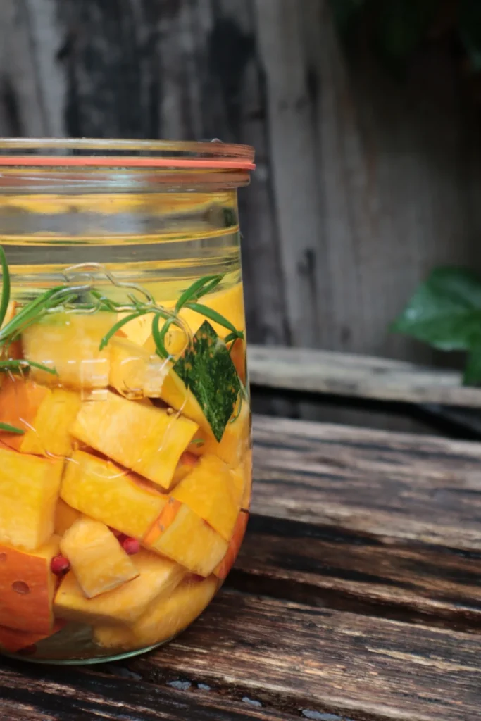 Fermentierter Hokkaido-Kürbis in einem Weck-Glas