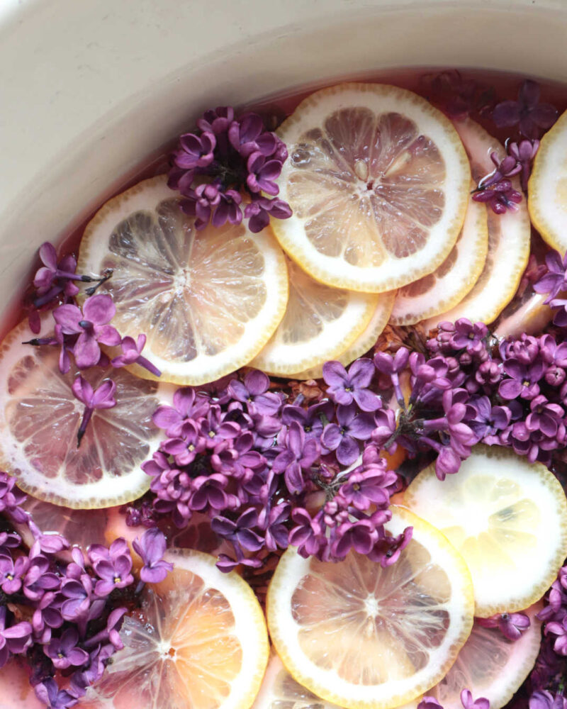 Fliederblüten und Zitronenscheiben in einer Schüssel