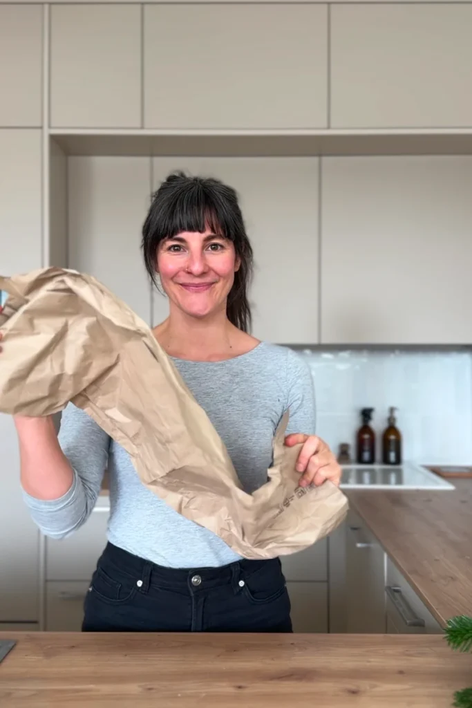 Katharina mit braunem Verpackungspapier
