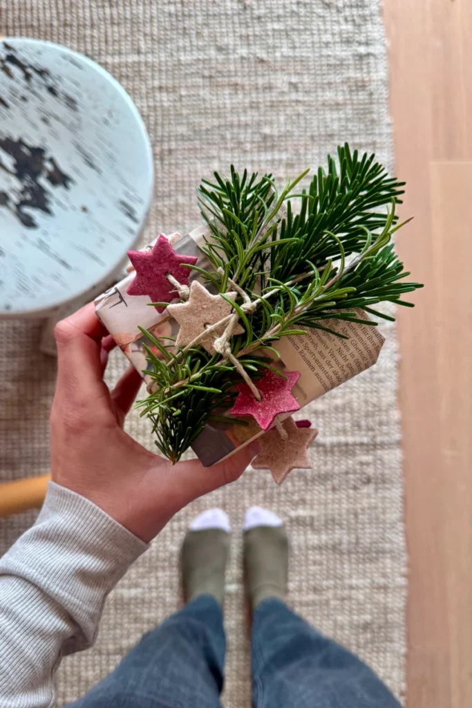 In Zeitungspapier eingewickeltes Geschenk, Salzteigsterne und Jutenschnur