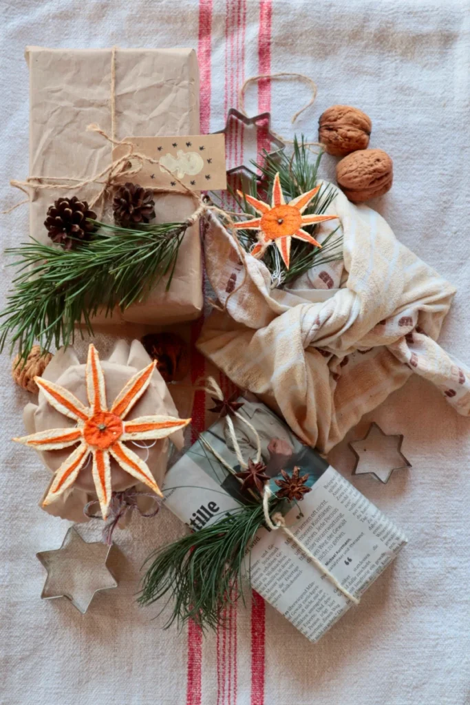 In Zeitungspapier und Tücher verpackte Geschenke mit Naturdeko