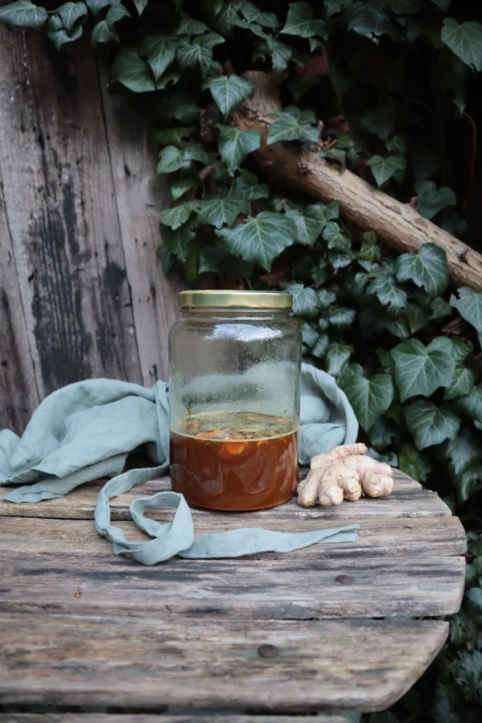 Immunbooster-Oxymel in einem großen Glas vor einer morschen Holzwand