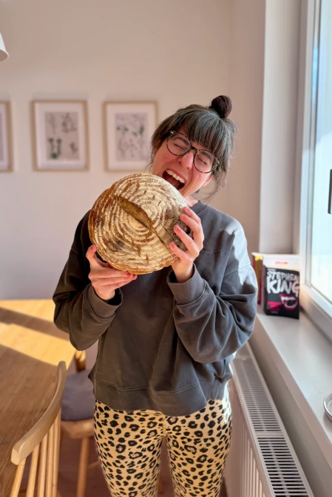 Katharina beißt in einen Brotlaib