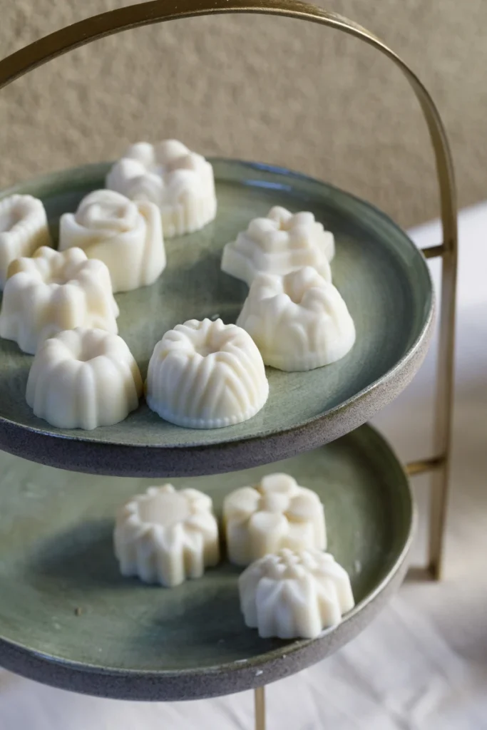 Kleine, weiße Seifen auf einer Etagere