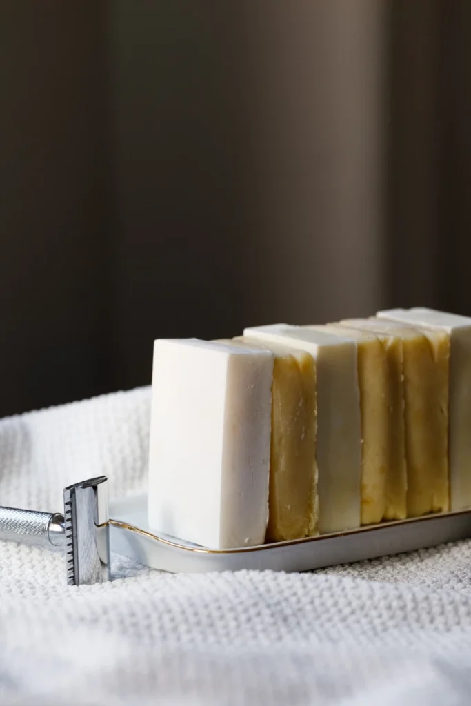 Rasierseifenstücke mit einem Rasierhobel