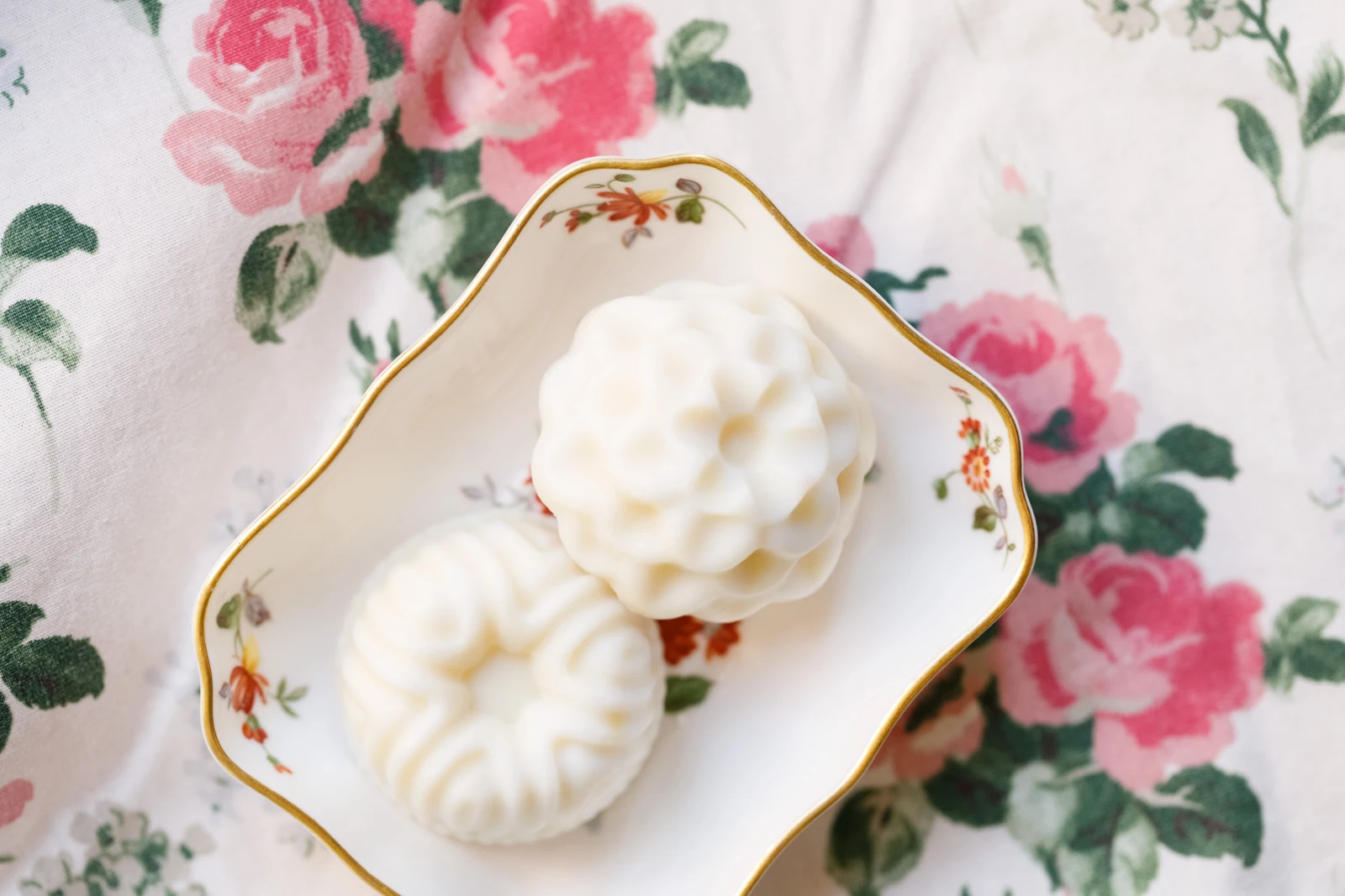 Kleine, weiße Seifen in einer Schale