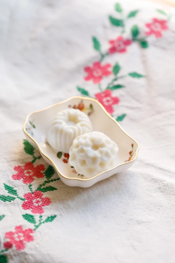 Kunstvolle Olivenölseifen in Blütenform in einer Schale