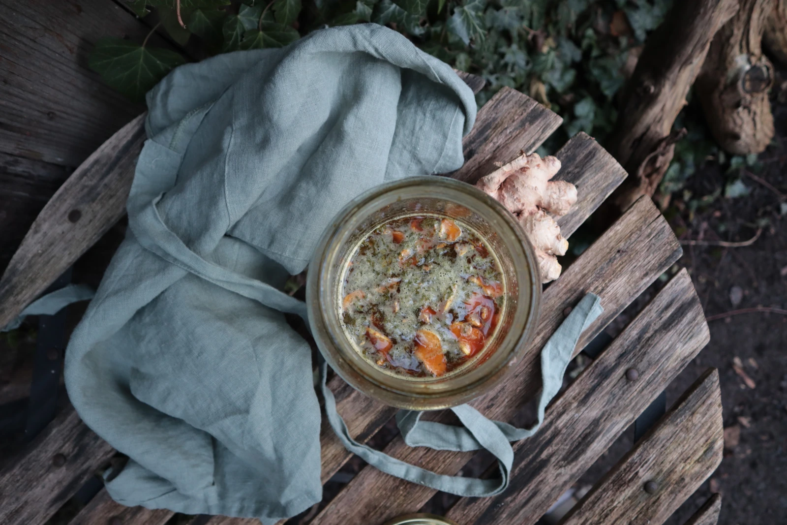 Oxymel-Glas mit Kräutern und Ingwer