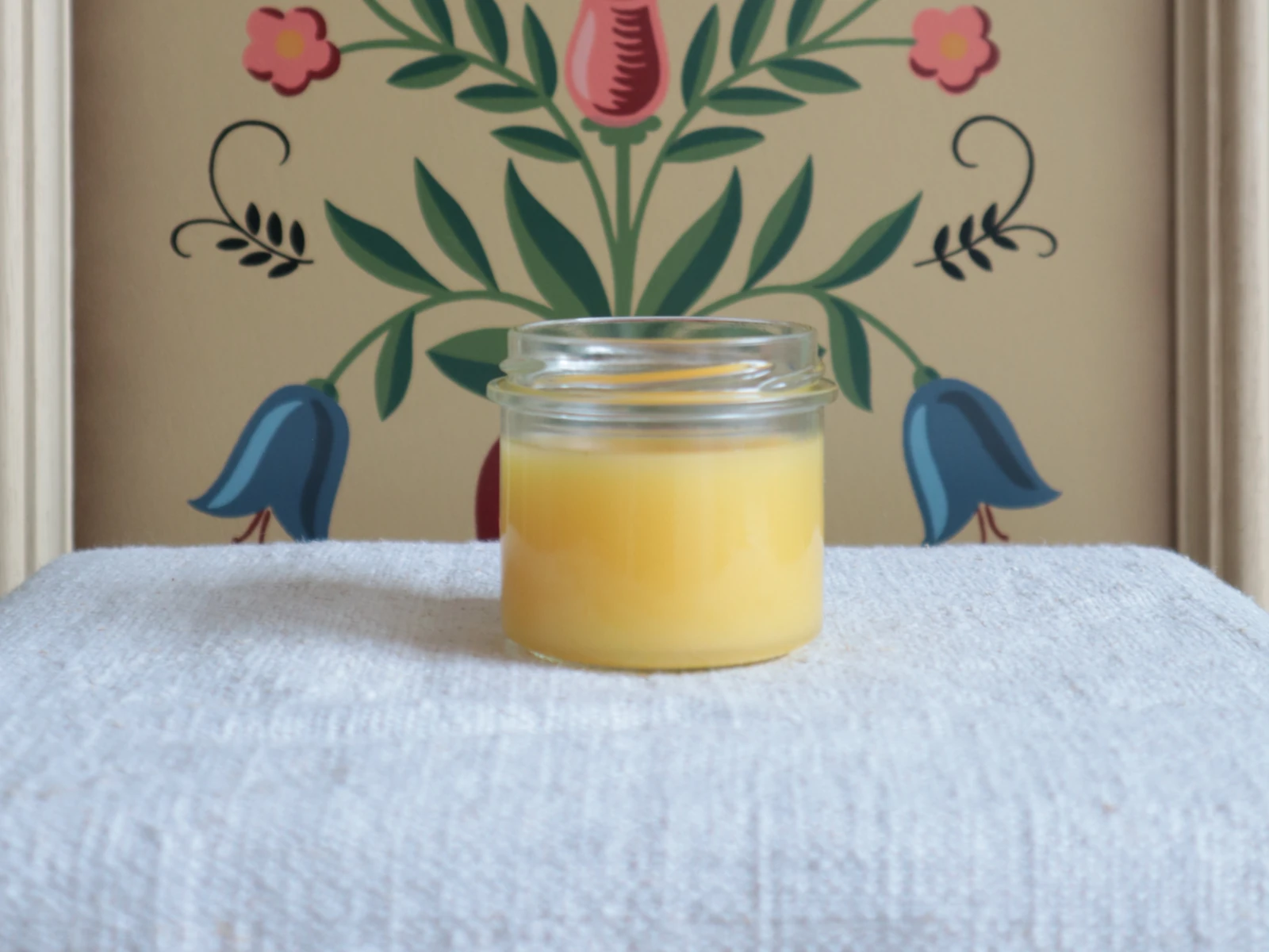 Gelbe Creme in einem Glas