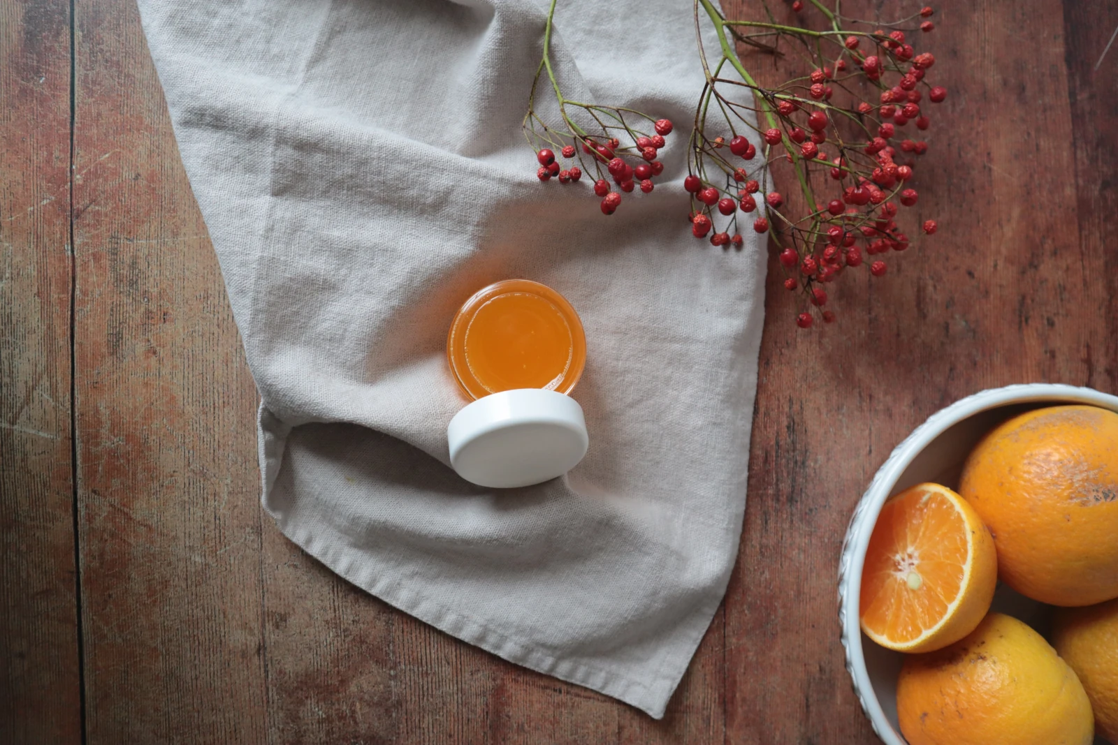 Orange Creme in einem offenen Tiegel