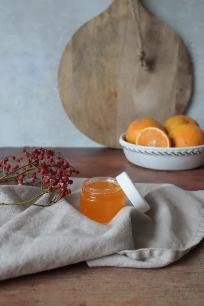 Orange Creme in einem offenen Tiegel