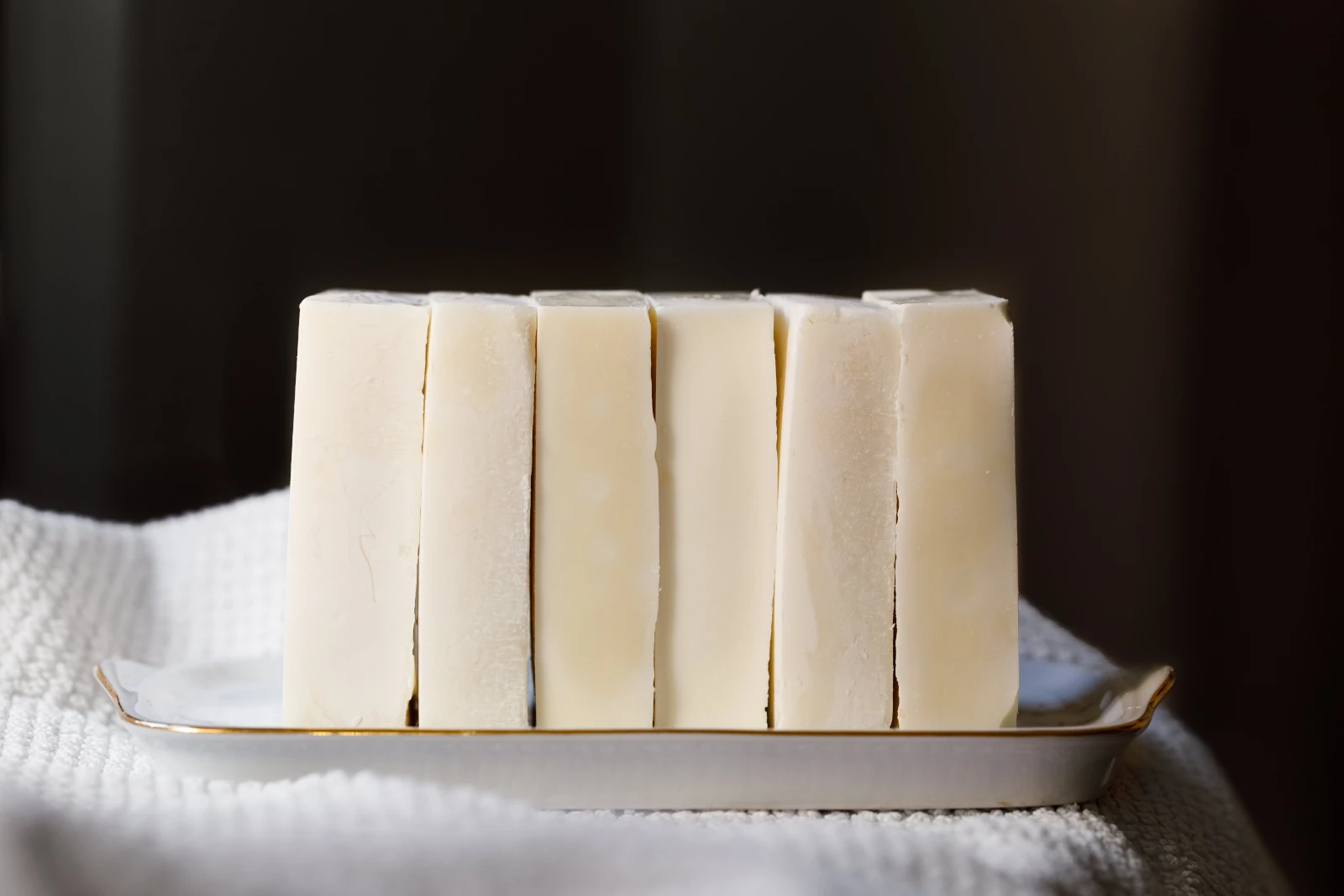 selbstgemachte weiße Seifenstücke nebeneinander