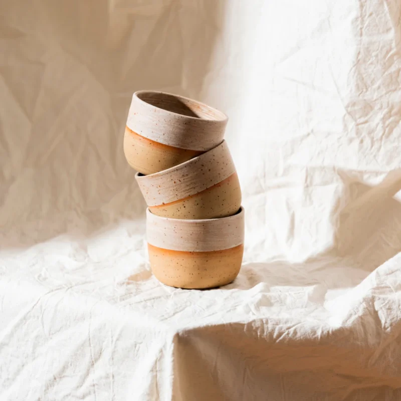 3 gestapelte Kaffeebecher aus Steingut