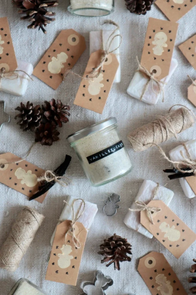 Vanillezucker in einem Glas neben Weihnachtsdeko