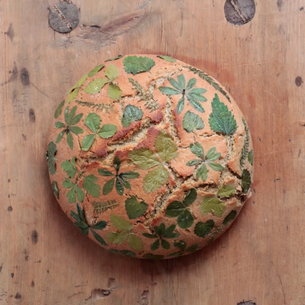 Brotlaib mit Kräutern