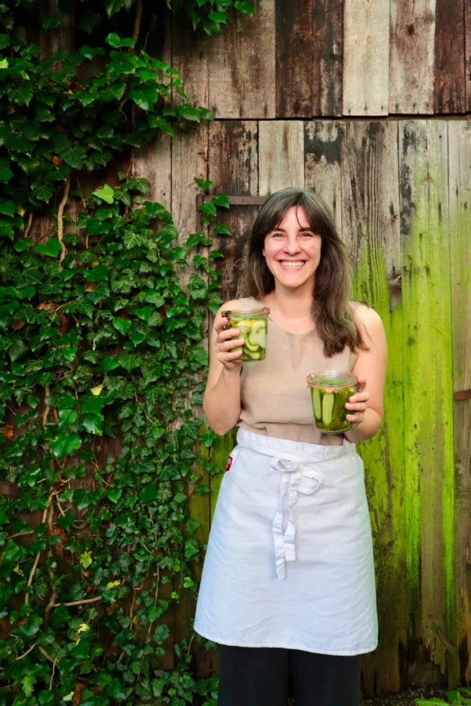 Portrait Katharina Lierzer mit Essiggurkenglas