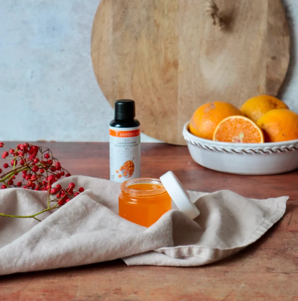 Cremetiegel, Orangen und Ölflasche