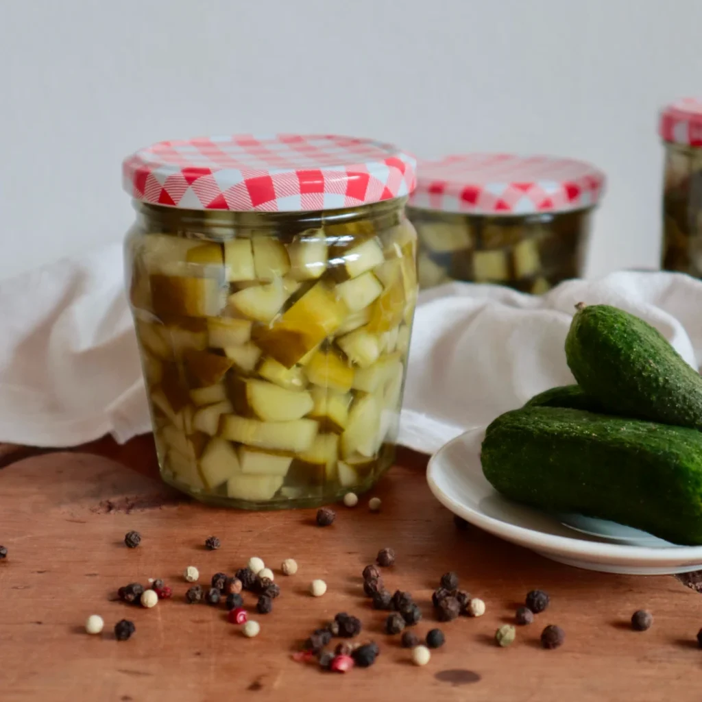 Einmachglas mit eingelegten Gurken
