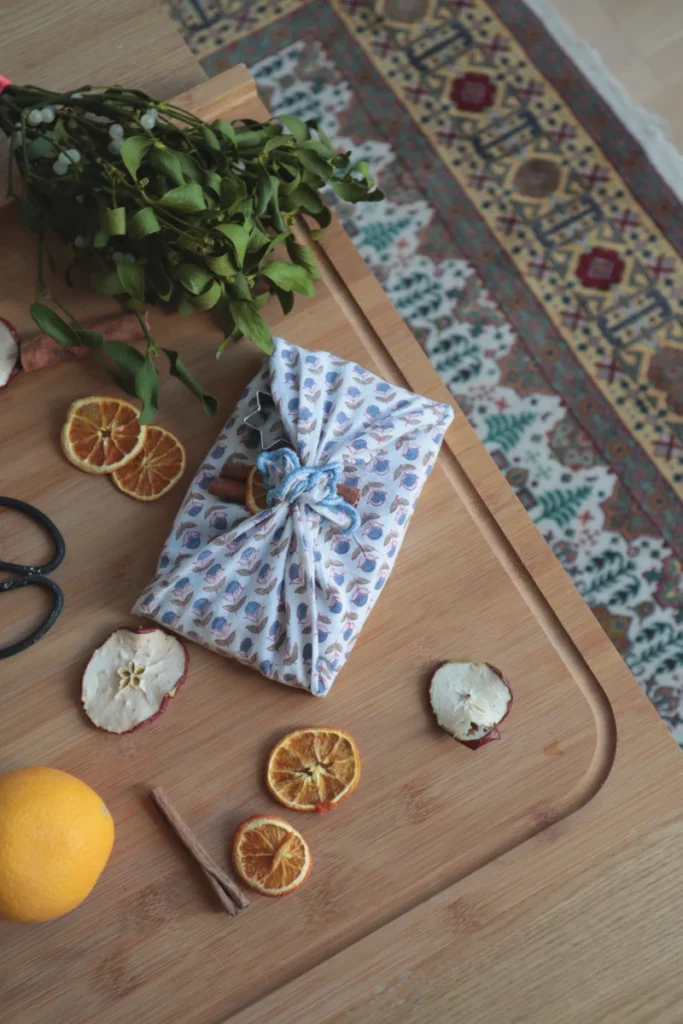 Ein in Stoff eingewickeltes Geschenk