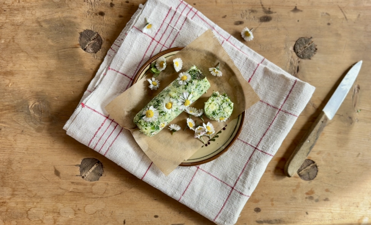 Kräuterbutter Rolle auf dem Tisch