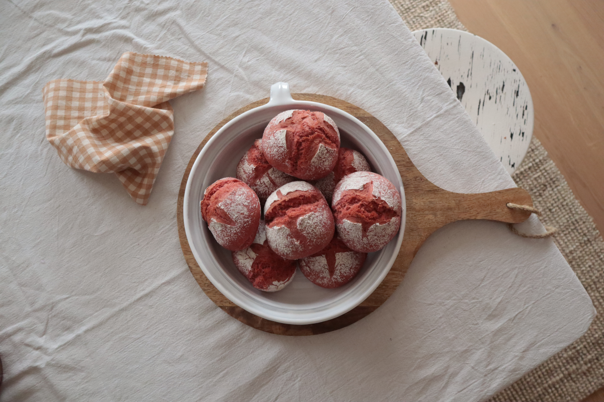 Rote Rüben Weckerl in einer Schale auf dem Küchentisch