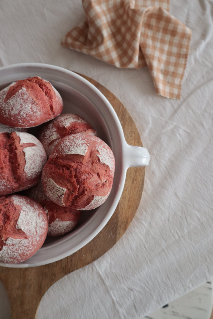 Rote Rüben Weckerl in einer Schale auf dem Küchentisch