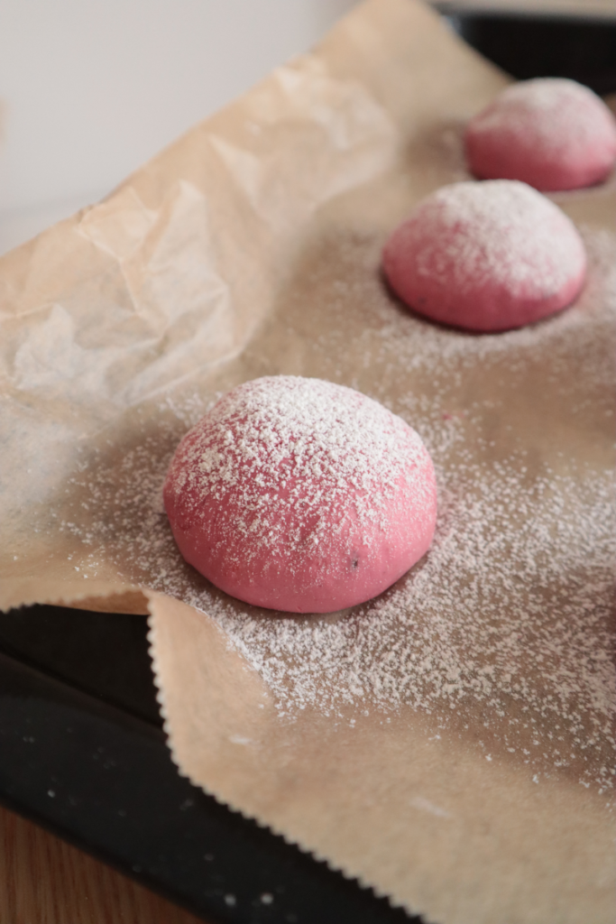 Rote Rüben Weckerl roh auf dem Backblech mit Backpapier
