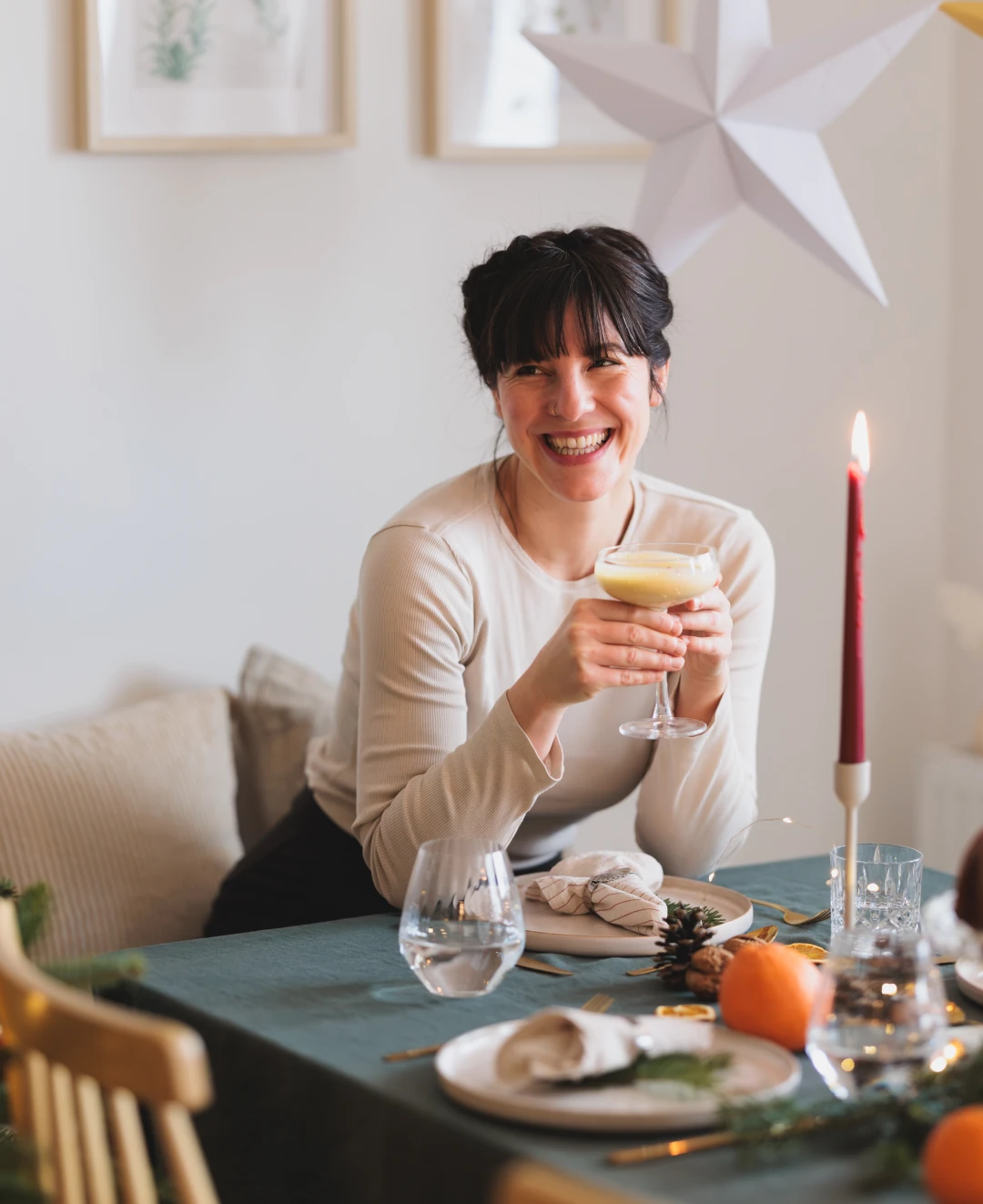Portrait lächelnde Frau am weihnachtlichen Brunch-Tisch