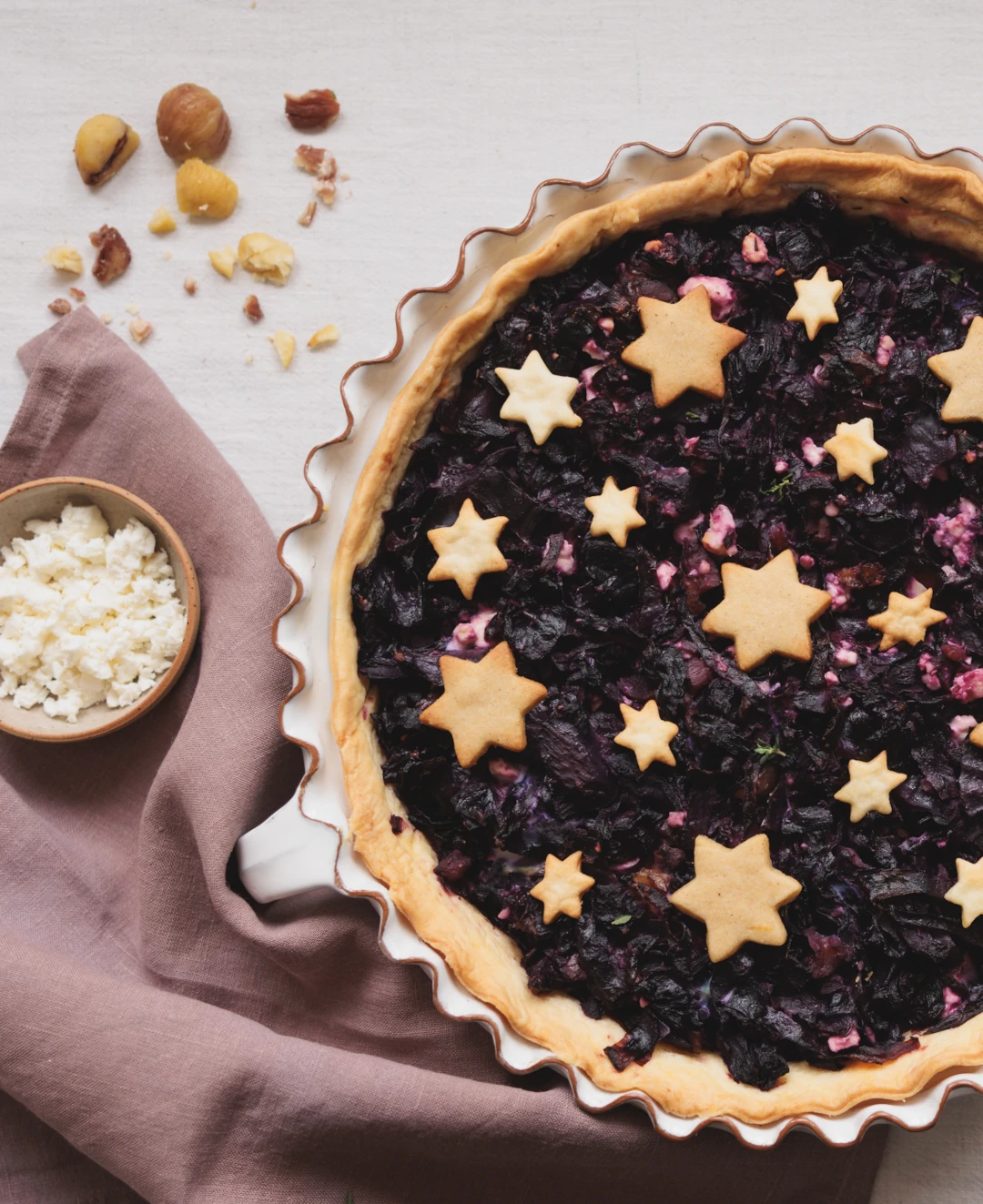 Rotkraut-Quiche mit Teigsternen belegt