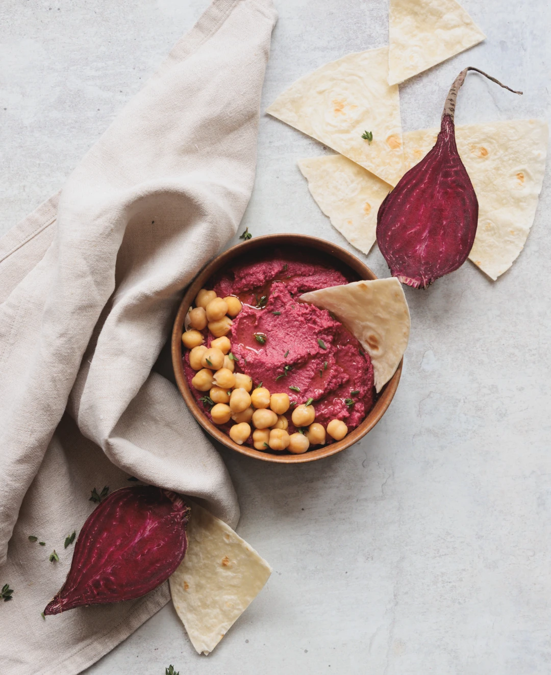 Rote Beete Hummus mit Tortilla Chips in einer Schale