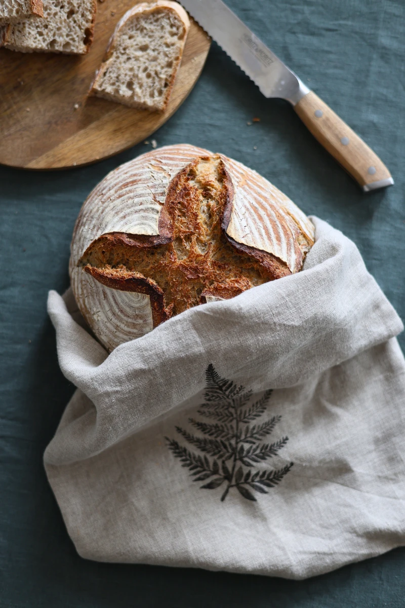 Brotlaib halb in einem Brotbeutel