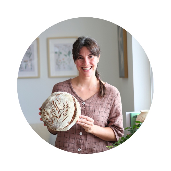 Katharina Lierzer Portrait mit Brot